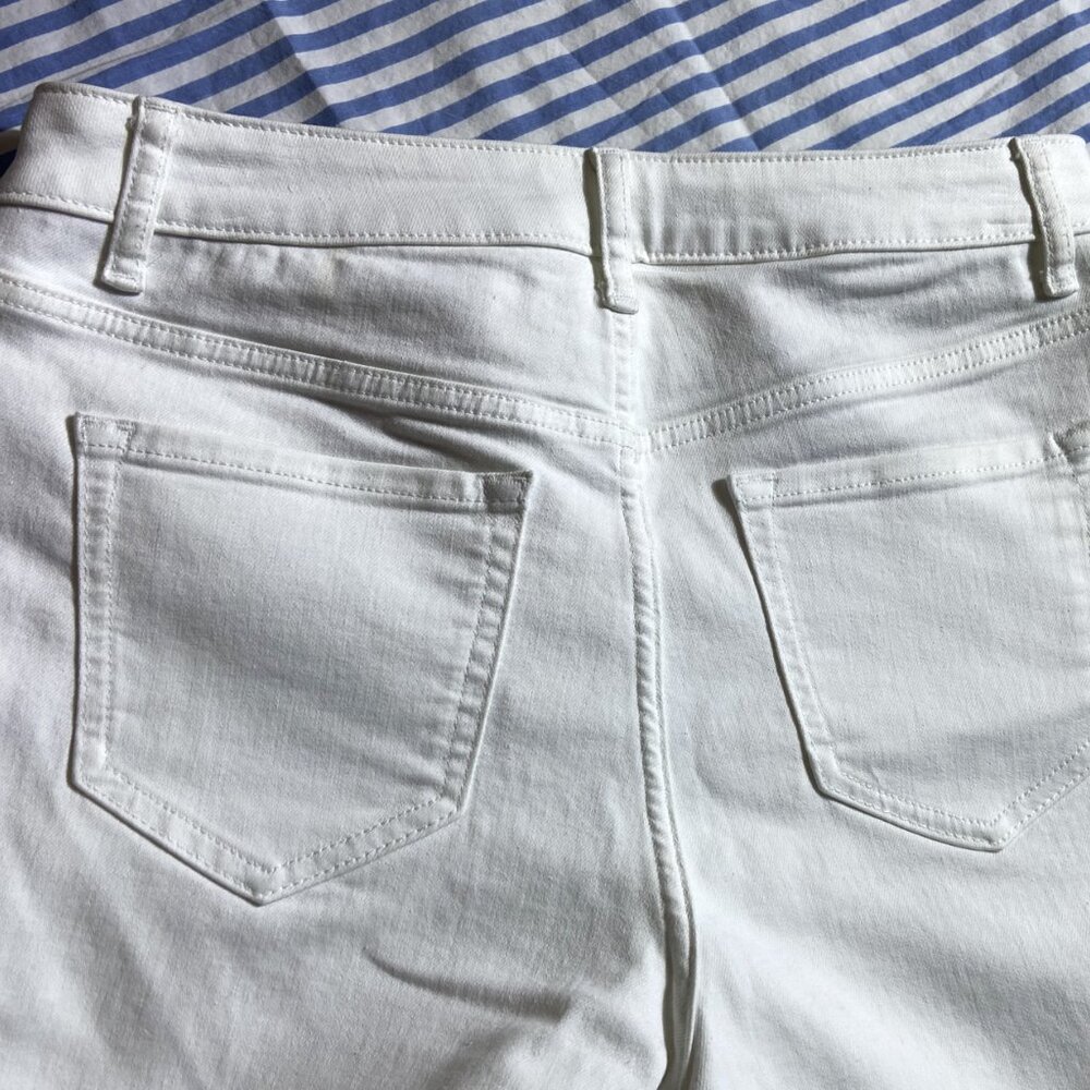 VERA WANG SIMPLY VERA WHITE JEANS WITH EMBROIDERED FLOWERS CROP 10 - Picture 5 of 8